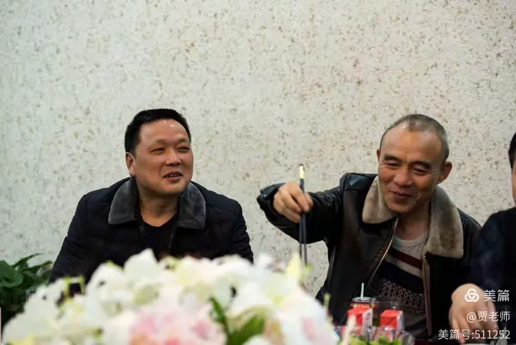 应贾琪、杨文学的热情邀请,在小毛、华伢子等人的精心组织下,十多个以芷湾为中心的儿时伙伴,相聚桥南龙